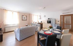 2 Bedroom Gorgeous Apartment In Hr-52215 Vodnjan