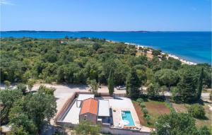 Amazing Home In Peroj With Wifi