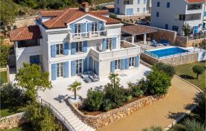 Gorgeous Home In Cres With Kitchen