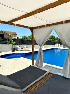 HelaMoni, New 5 Star 2 Person apartment with private exclusive pool