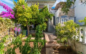 Cozy Apartment In Pakostane With Wifi
