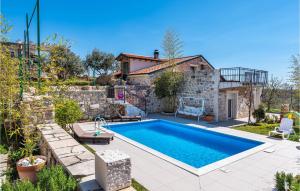 3 Bedroom Cozy Home In Razanac