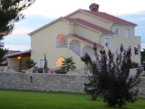 Ferienwohnung mit Pool, Garten und Meerblick