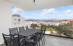 Gorgeous Apartment In Okrug Gornji