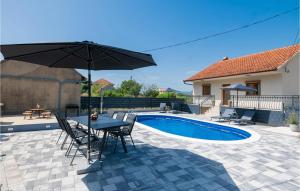 Gorgeous Home In Runovici With Kitchen