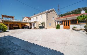 Lovely Apartment In Ponikve